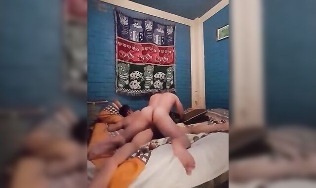 Polvo amateur a pelo entre dos twinks calientes