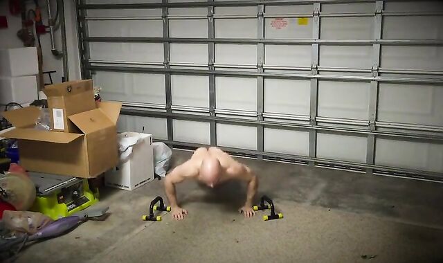 Fit Muscle Daddy Cums Handsfree on Big Cock