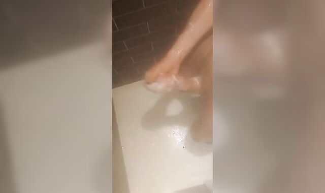 Gay Solo: Shower Jerk Turns Into Piss