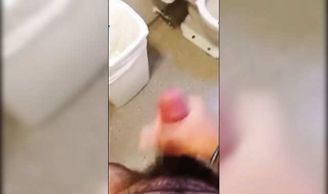 Osazo barbudo: paja en un wc publico - amateur bear daddy man