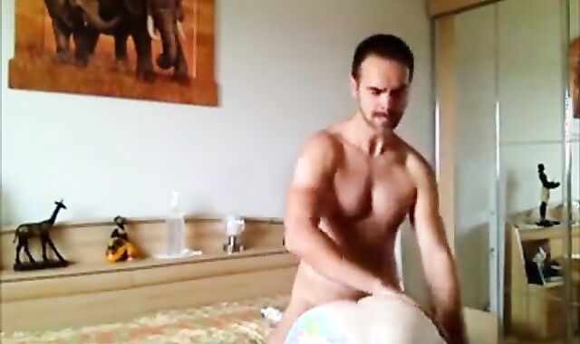Osos amateurs follando duro en la cama