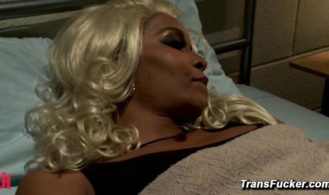 Soleli Rules Brenn In Dark Desire