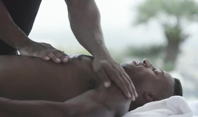 Era Pra Ser Só Uma Massagem, Mas O Massagista Não Resistiu E Chupou O Pau Do Cliente E Deu O Cu Até Ele Gozar