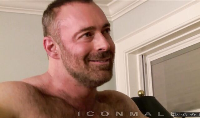 IconMale.com - DILF Ian Levine assjob