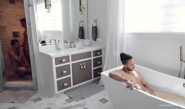 3-some Barefuck In The tub