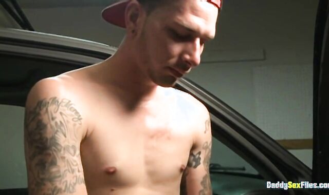 DaddySexFiles.com: Shaven Eric Austyn jerking