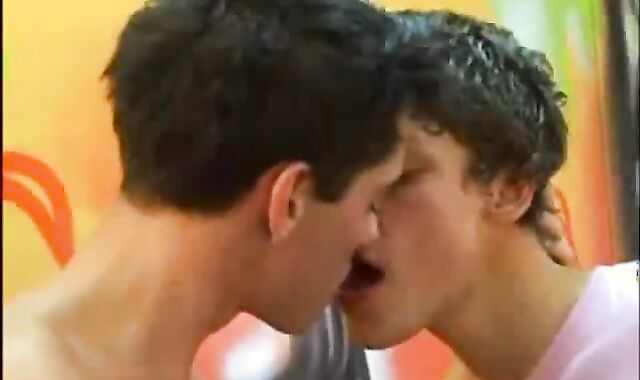 Trio Brothers unprotected shag And Smooch - BareSexyBoys.com