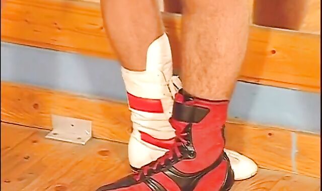 Guys Give Supreme Sucky-Sucky Ringside In Their Gym