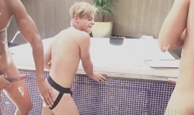 2 masculines pound Fabio