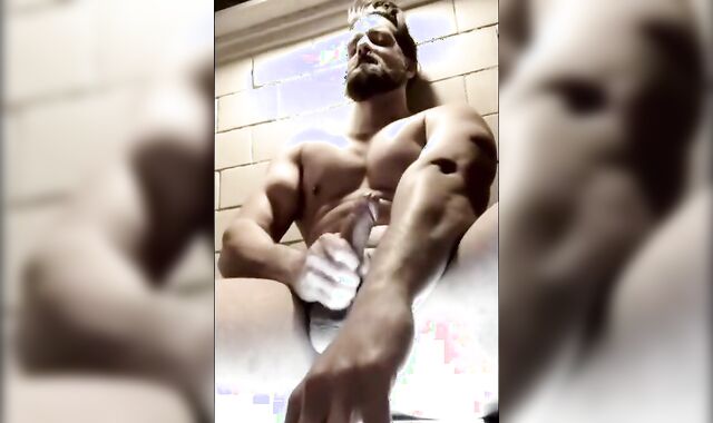 Muscular Stud Shows Off on Webcam 2
