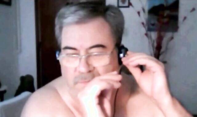 Mature Argentinian Bear Wanks and Cums