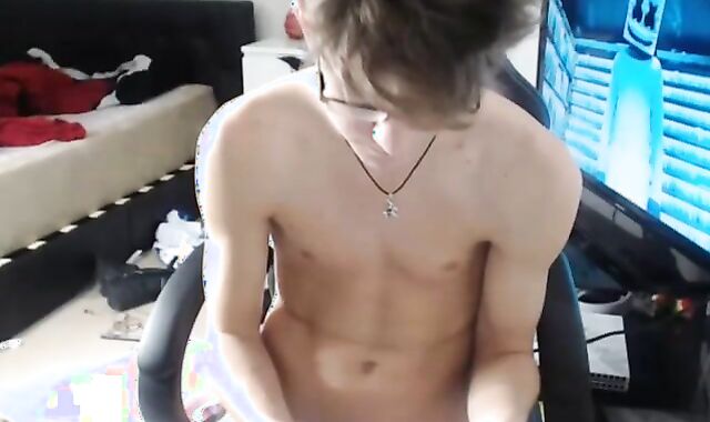 Muscular Hunk Shows Off on Webcam 3