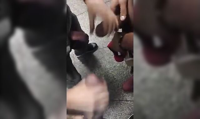 Banheirao Publico: Putaria's Latin Blowjob Handjob