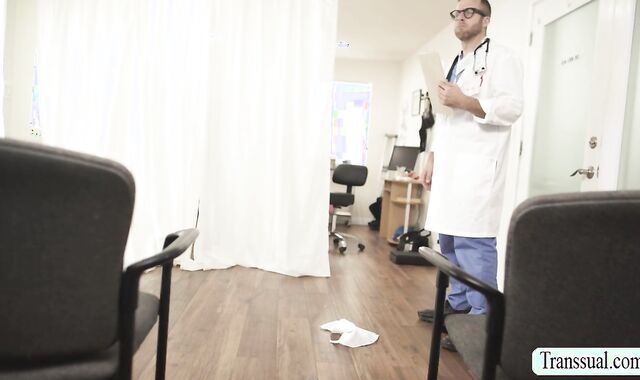 TS patient cums on the face of her doctor